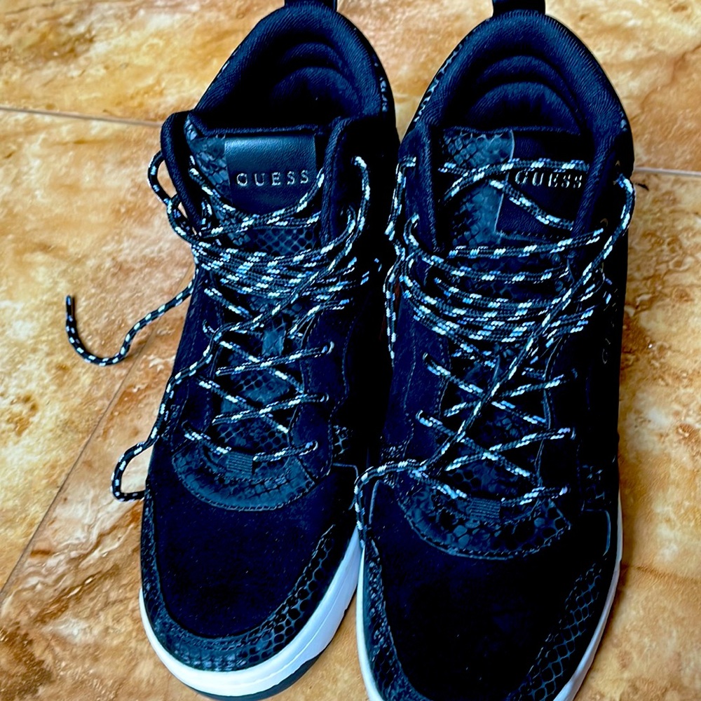 New Guess women’s tennis shoes size 9.5 black.